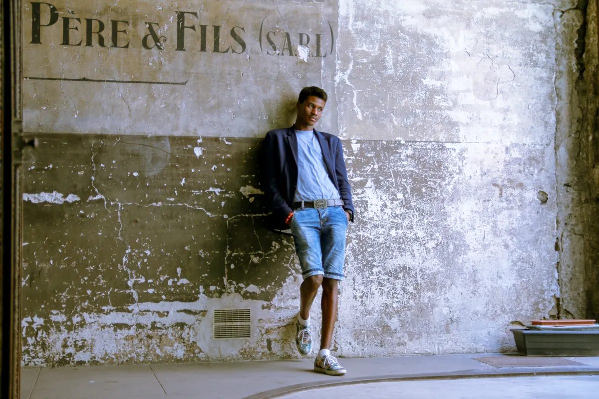 Le jean transformé en short homme : comment réussir la coupe et le style ?
