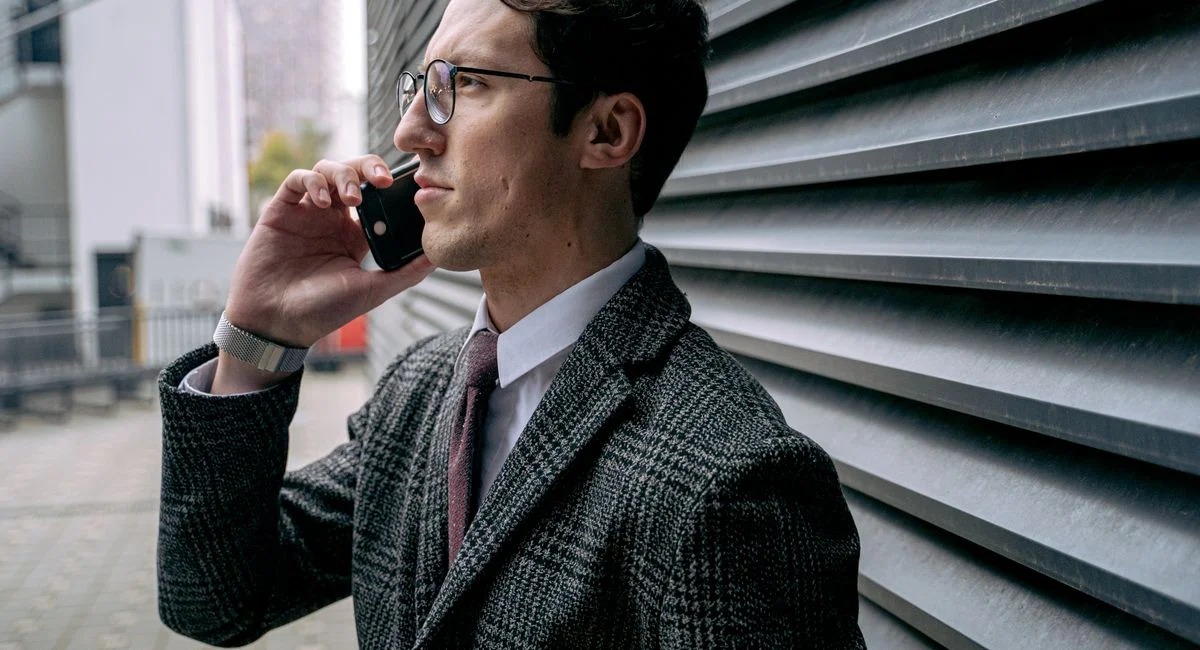 Comment porter un polo homme pour un look élégant et adapté à toutes les occasions ?