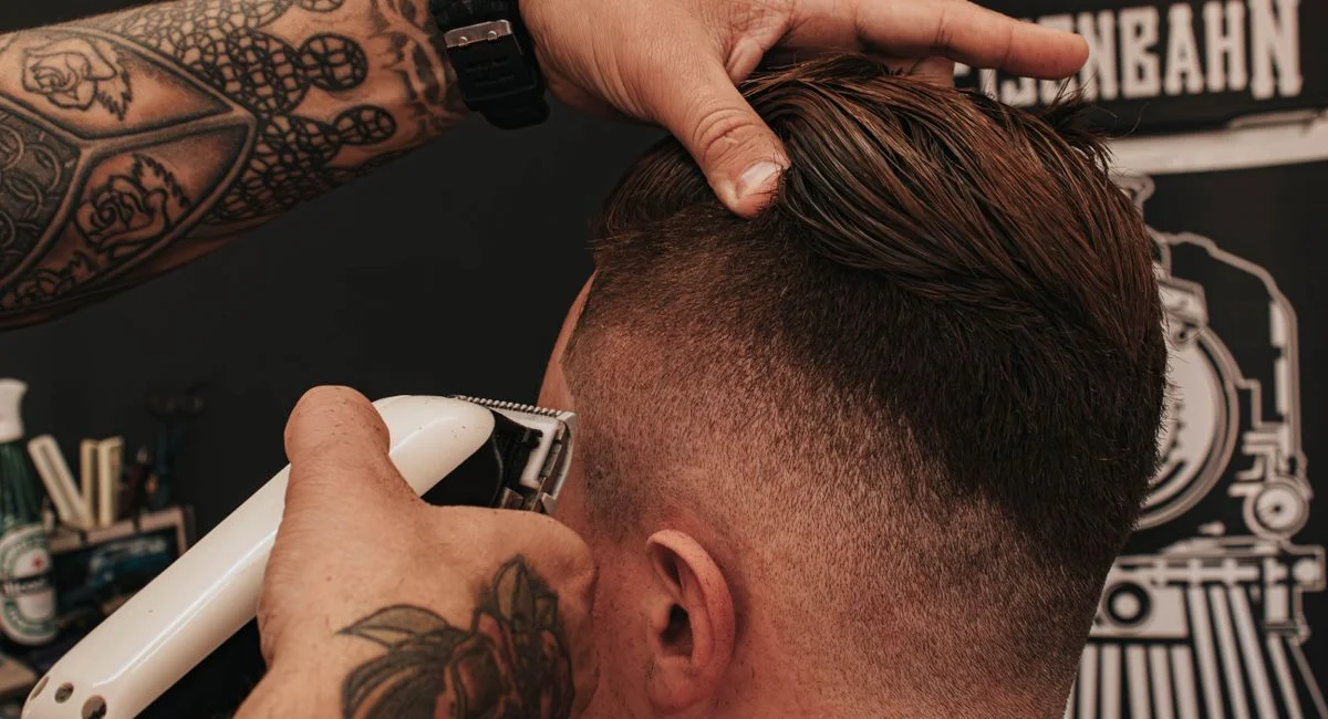 Close-up of man getting a haircut at a barber shop in Colombo, Brazil, showcasing modern styling techniques.
