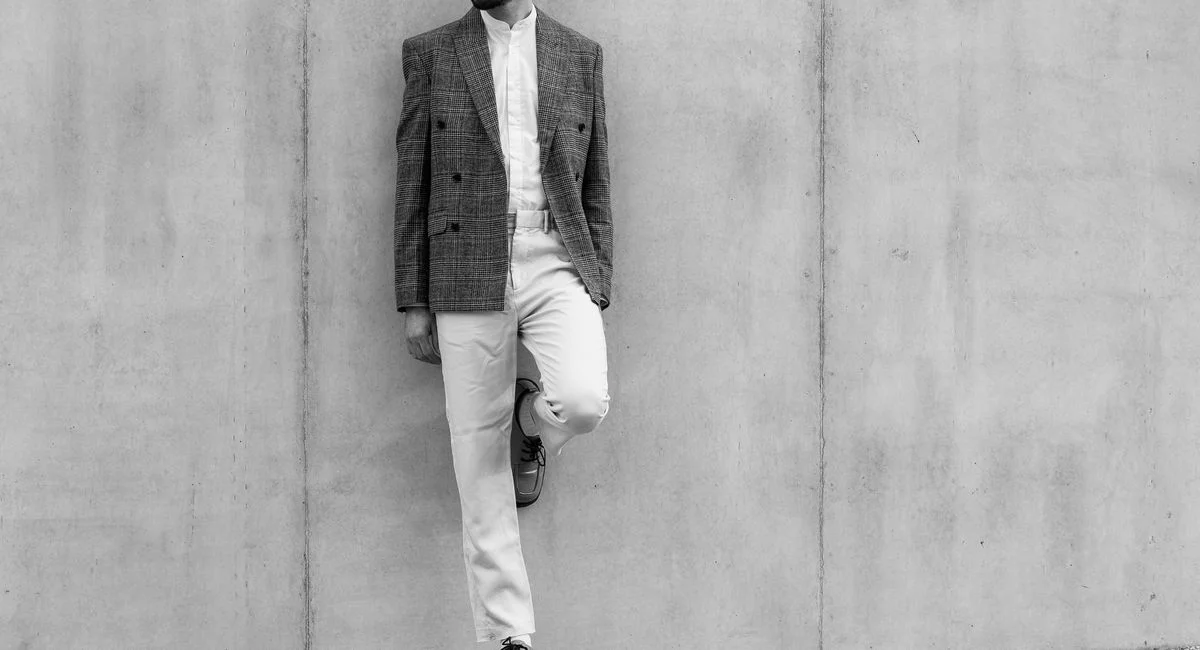 Le look homme 50 ans sport chic : équilibre parfait entre élégance et décontraction sportive