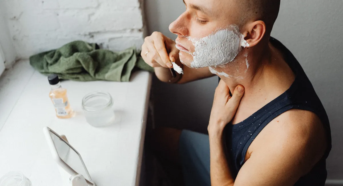 Baume après-rasage bio pour homme, flacon sur fond naturel