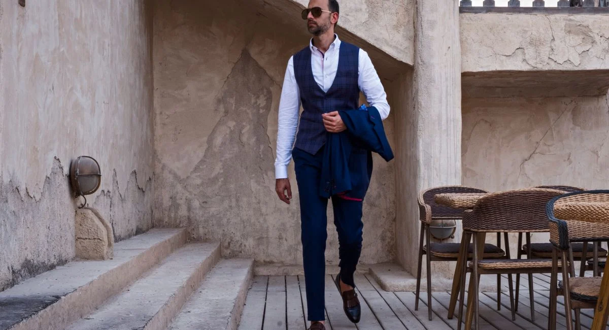 Comment porter un pantalon chino bleu marine homme et choisir la coupe adaptée ?