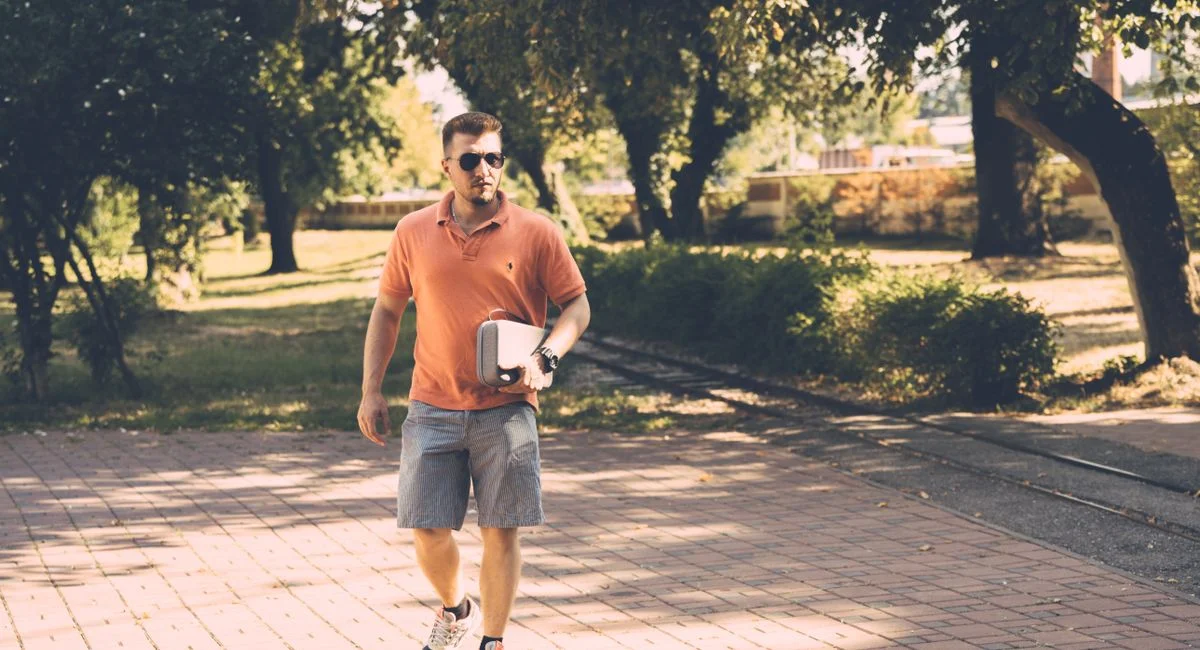 Le short homme : quelles chaussures adopter pour un look élégant et confortable en été ?
