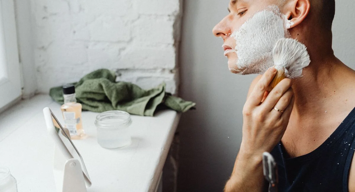Se raser avant ou après la douche : quel est le meilleur moment pour une peau nette et sans irritation ?