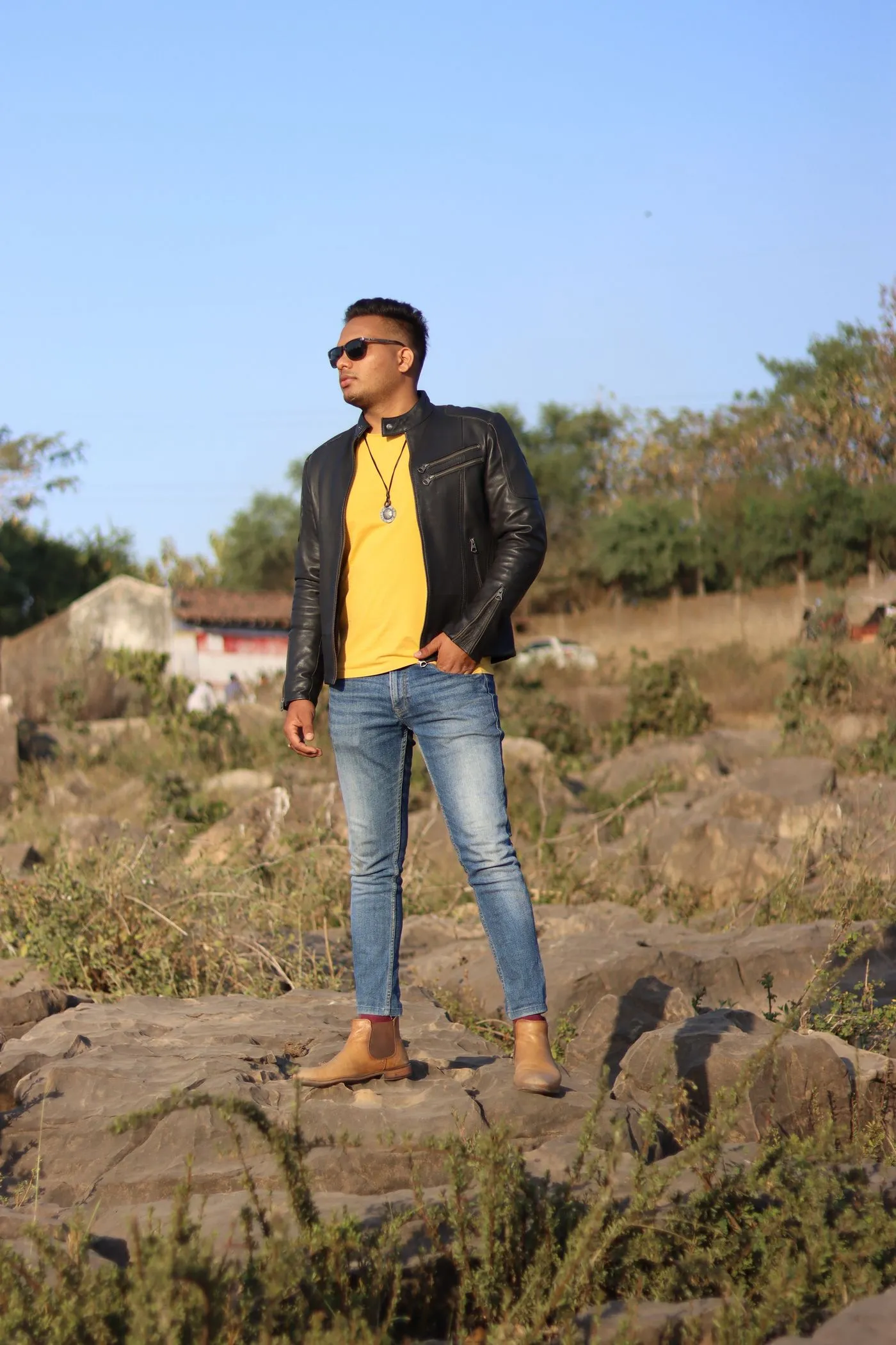 Veste en cuir portée avec un tee-shirt coloré et un jean