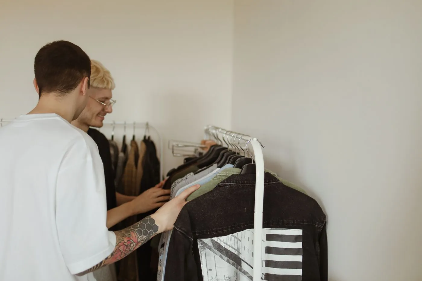 Conseil vestimentaire devant un portant de vêtements