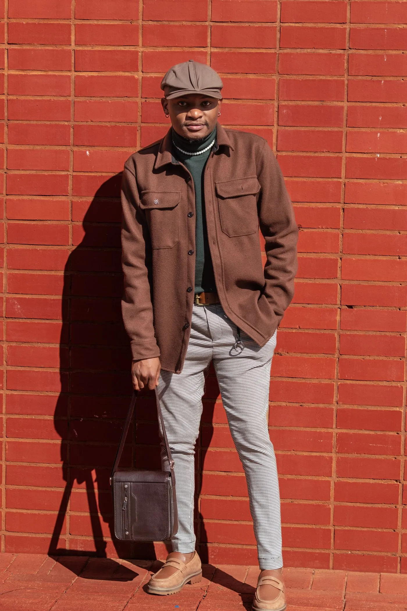 Silhouette masculine avec veste dans un cadre urbain