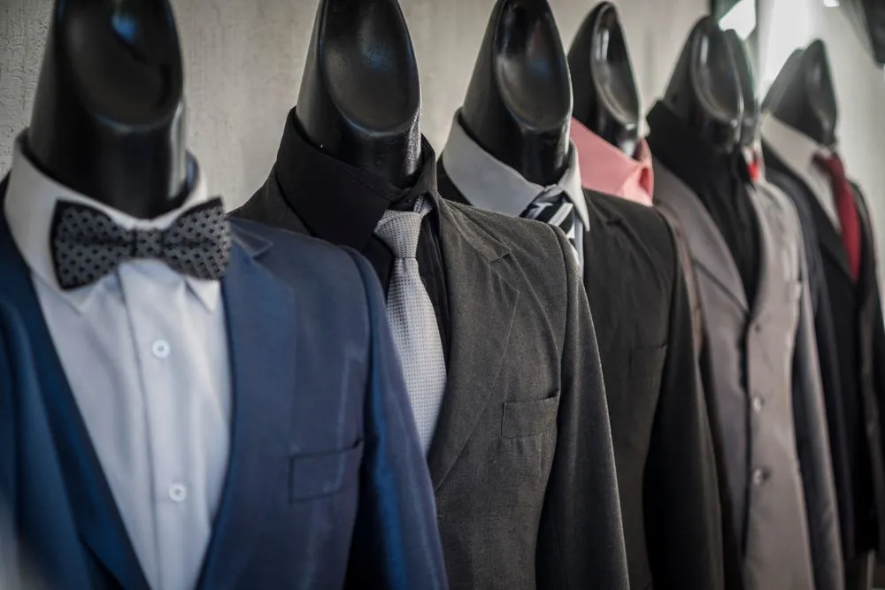 Costumes masculins avec chemises et cravates présentés sur des mannequins