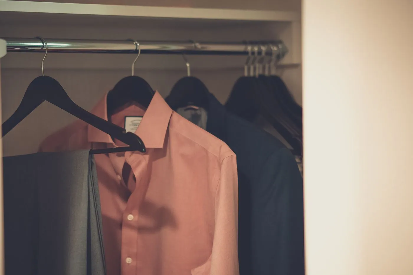 Chemises et vestes organisées dans un vestiaire masculin